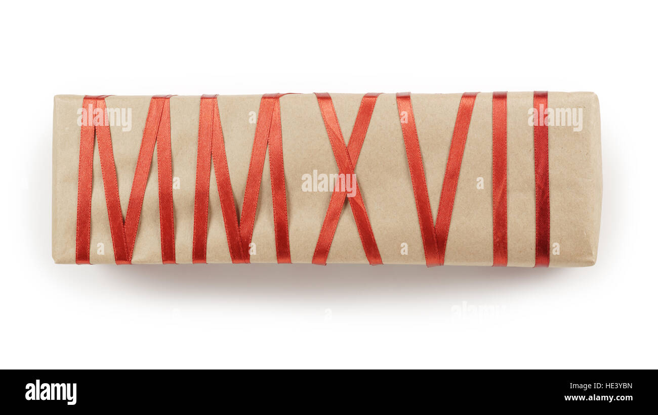 Boîte-cadeau de papier craft avec ruban rouge texte formant MMXVII Banque D'Images