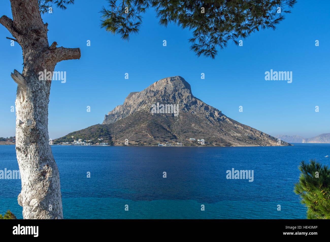 L'île de Telendos, Kalymnos Massouri, bleu de la mer d'arbres peints en blanc Banque D'Images