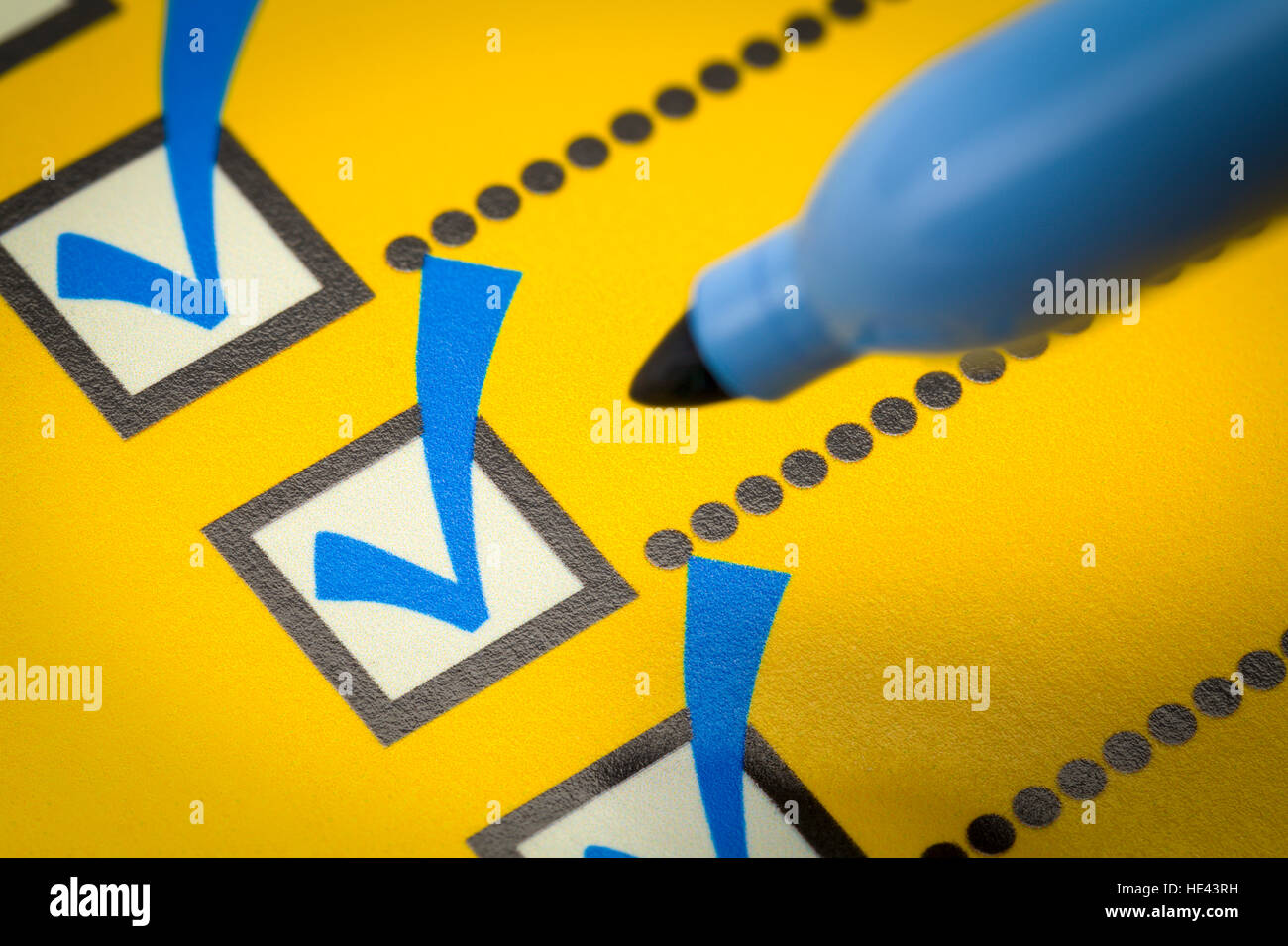 Liste jaune avec marqueur bleu Close Up. Banque D'Images