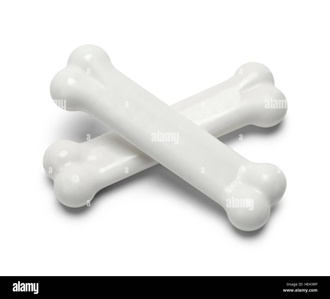 Deux os de chien à mâcher isolé sur fond blanc. Banque D'Images