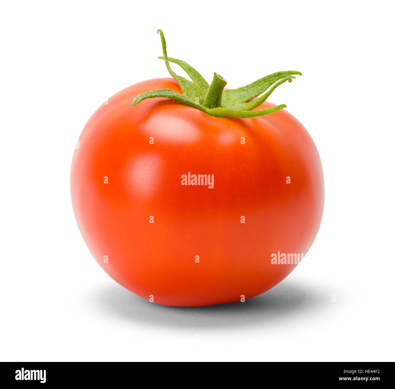Un Rouge Nouveau Tomato isolé sur fond blanc. Banque D'Images