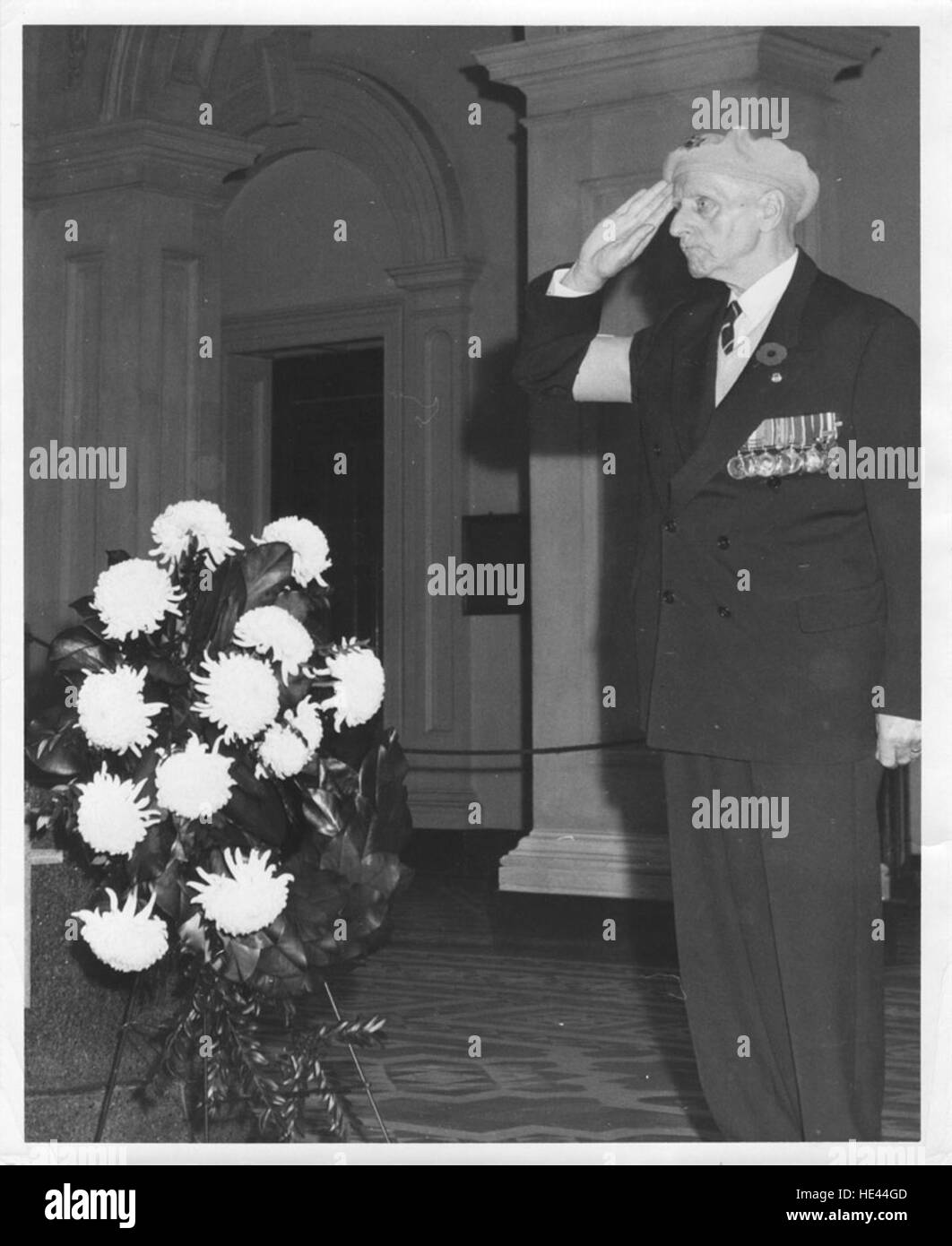 Cette photographie capture le sergent-major John Ryan pendant le service du jour du souvenir, en hommage aux anciens combattants. L'image, prise à Osgoode Hall, reflète l'atmosphère solennelle de l'événement alors que Ryan salue en reconnaissance des soldats tombés au combat. Banque D'Images