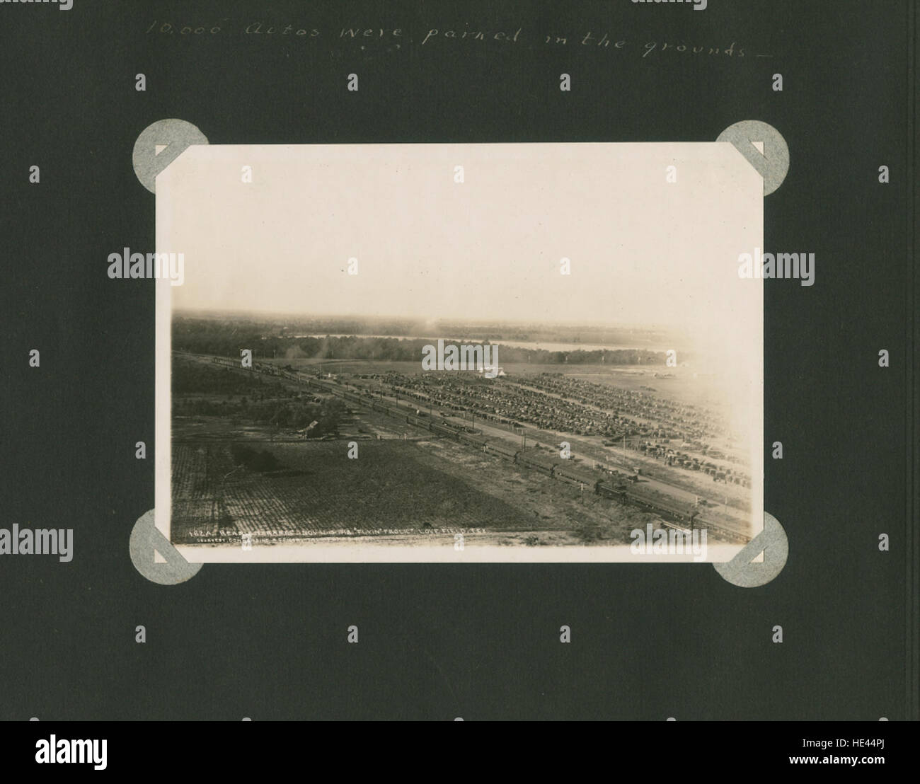 Cette image représente une scène historique du passé, mettant en vedette une automobile ou un autre mode de transport d'une époque antérieure. La photographie capture l'essence d'une époque révolue, offrant un aperçu de l'évolution des véhicules et des voyages. Banque D'Images