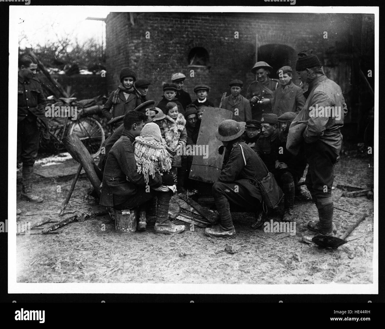 Les soldats et les enfants raconter des histoires locales, au cours de la Première Guerre mondiale Banque D'Images