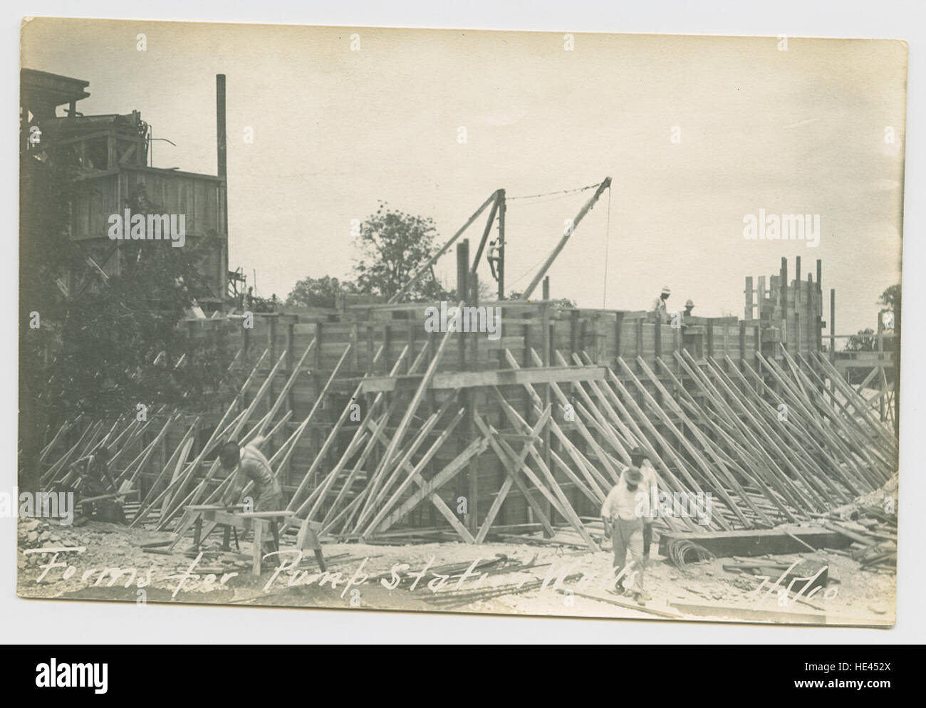 Cette image met en valeur le coffrage utilisé dans la construction des murs des stations de pompage, un élément crucial dans l’infrastructure des systèmes de gestion de l’eau. Des travailleurs de la construction sont vus au réservoir de White Rock Lake au Texas, contribuant au développement de barrages et de stations de pompage. Banque D'Images