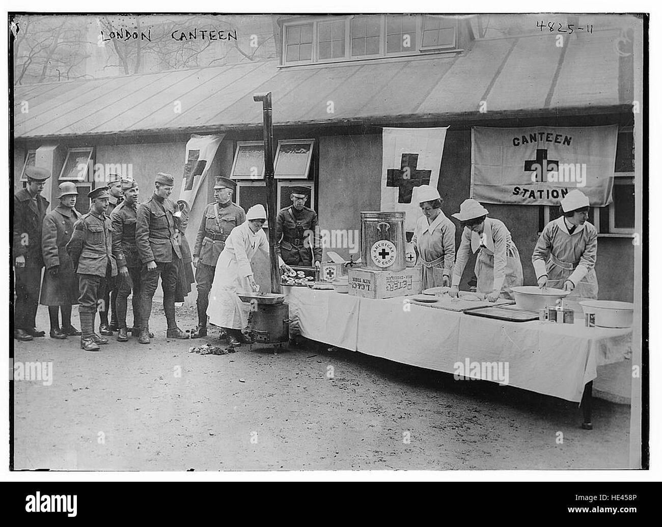 La « London Canteen » représente un cadre historique, probablement associé au service public ou militaire passé à Londres. Cette image offre un aperçu de l'histoire sociale et culturelle de Londres, en mettant l'accent sur les restaurants et les services publics communs des temps anciens. Banque D'Images