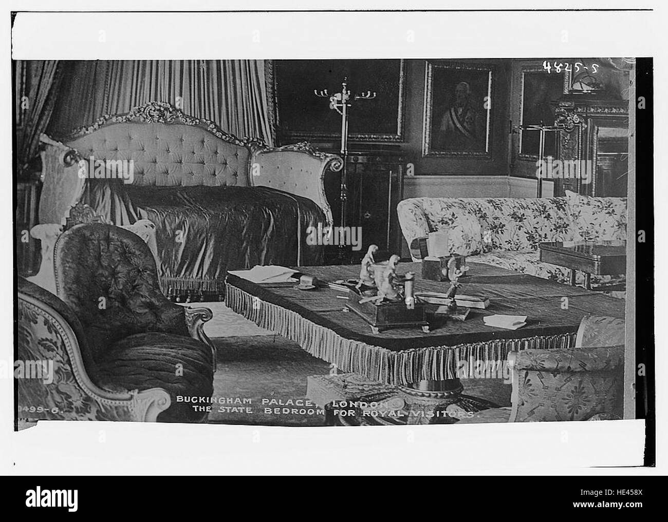 La chambre d'État du palais de Buckingham à Londres est une pièce clé utilisée par la royauté en visite. Il est décoré avec des meubles royaux, soulignant la grandeur de la monarchie britannique et l'importance du palais en tant que résidence royale. Banque D'Images