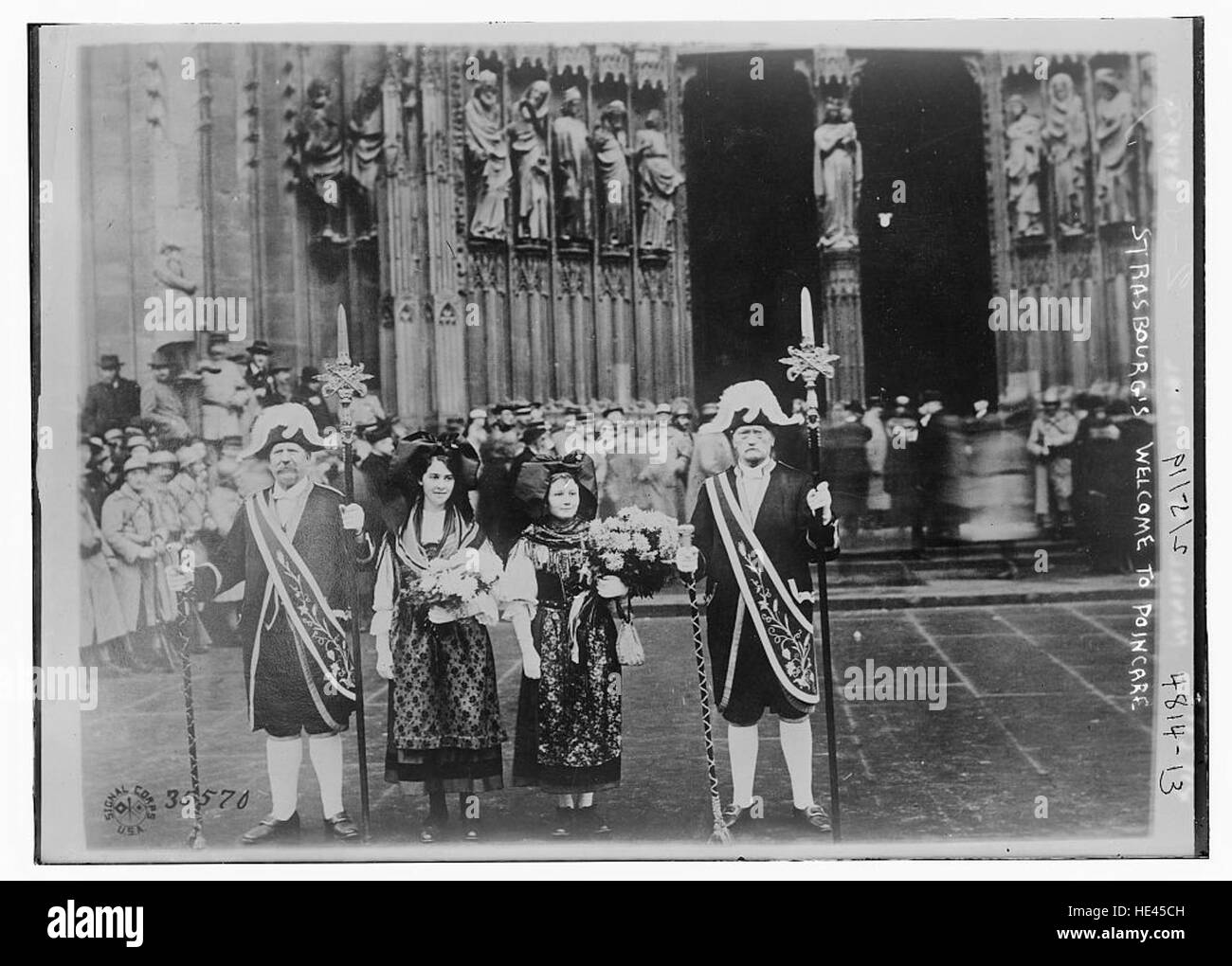 Cette image historique capture l’essence du patrimoine architectural de Strasbourg, représentant probablement l’arrivée de la famille Poincaré ou un événement historique clé de la ville. Strasbourg, riche en histoire, est un centre de culture française et allemande. Banque D'Images