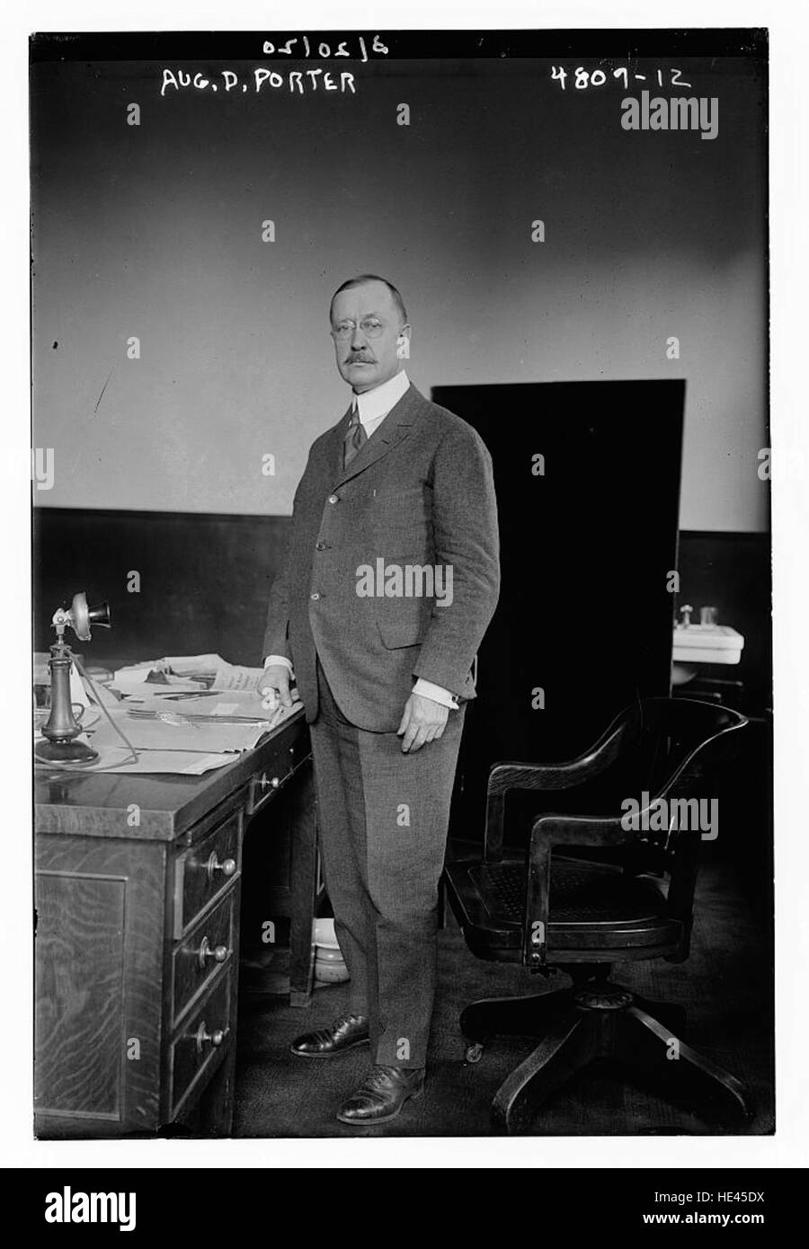 La photographie d’Aug D. porter capture un moment de l’histoire, mettant en évidence une époque révolue. Son travail offre un aperçu du passé, avec des styles vintage et une esthétique antique, évoquant le caractère et l'atmosphère des temps anciens. Banque D'Images