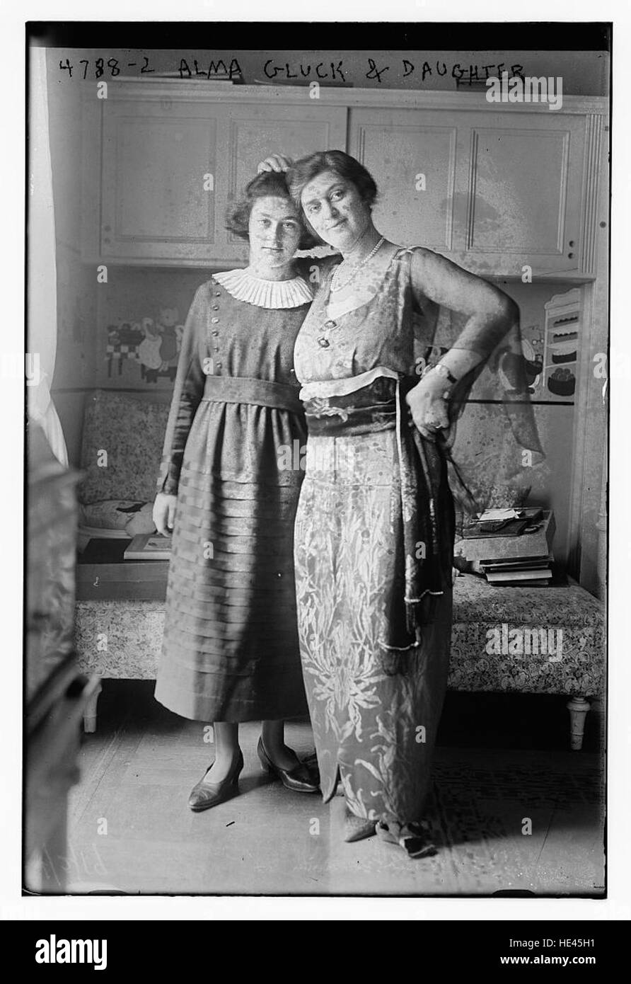 Cette photographie historique capture Alma Gluck, une soprano renommée, avec sa fille. Gluck est une figure éminente de la musique classique du début du XXe siècle, connue pour sa voix et ses enregistrements qui ont eu un impact significatif sur le monde de l'opéra. Banque D'Images
