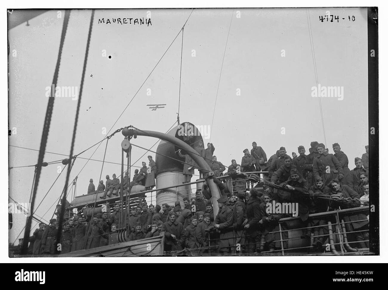 Le RMS Mauretania était un paquebot de luxe britannique, lancé en 1906, connu pour sa vitesse et son luxe. Le navire a tenu le Blue Riband pour la traversée transatlantique la plus rapide pendant de nombreuses années. Il était un symbole de l'ingénierie et de la conception maritimes du début du XXe siècle, jouant un rôle crucial dans le développement des voyages océaniques. Banque D'Images