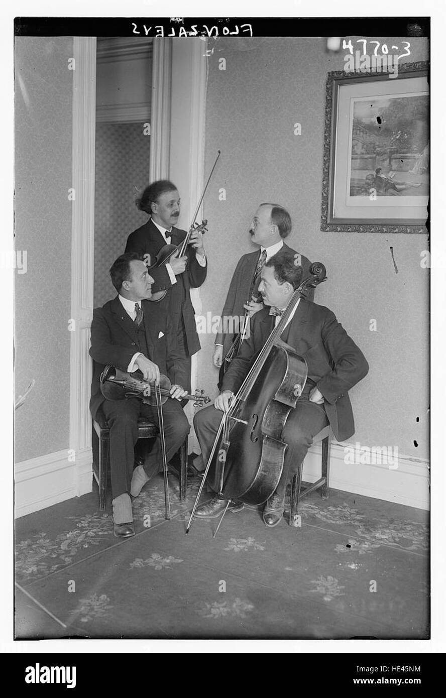 Cette image historique du Quatuor Flonzaley, un groupe de musique de chambre du début du XXe siècle, illustre leur contribution à la musique classique. Fondés en 1902, ils étaient connus pour leurs performances raffinées et leur influence sur les quatuors à cordes modernes. Banque D'Images