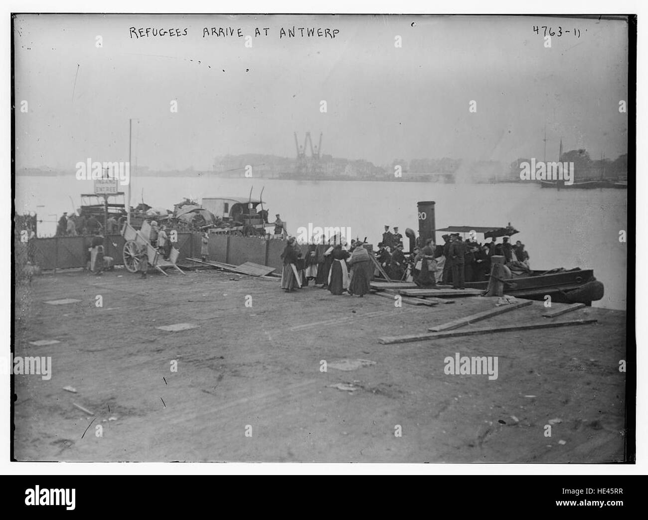 Cette image historique capture l’arrivée des réfugiés à Anvers, reflétant les défis et la résilience des personnes déplacées au cours d’une époque passée. La scène met en lumière les difficultés rencontrées par les réfugiés et la réponse de la ville pendant un moment historique significatif. Banque D'Images