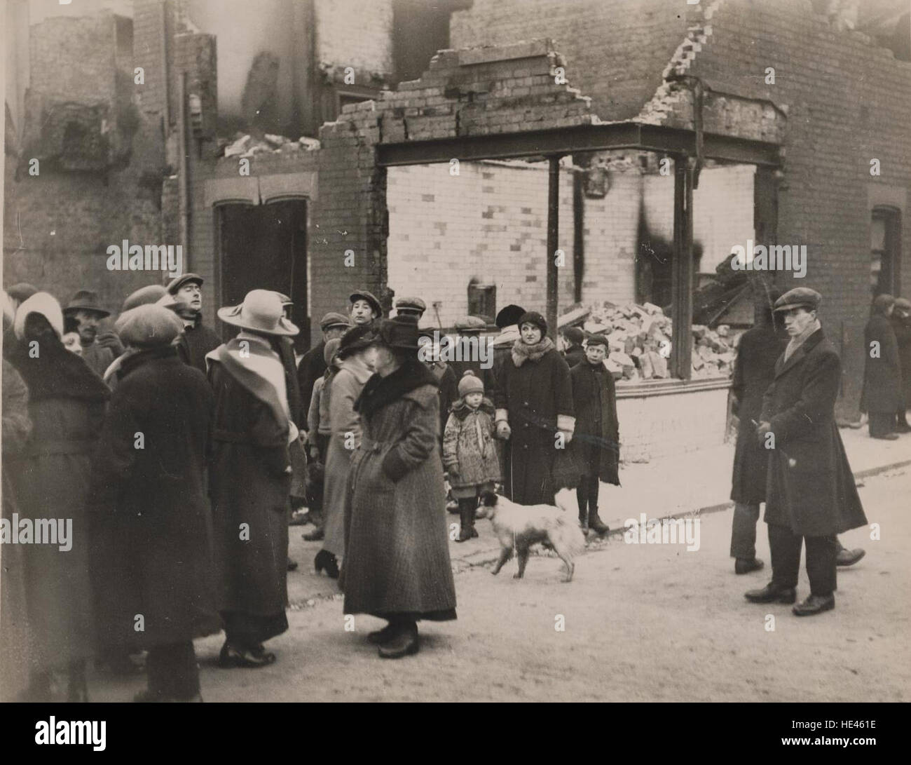 L’image de 1922 montre les conséquences d’un incendie dévastateur dans la boutique G. Davison à Hartlepool. Les ruines du jardin à bois et de la boucherie sont capturées dans cette photographie historique, documentant l'impact destructeur de l'incendie sur les entreprises locales à cette époque. Banque D'Images