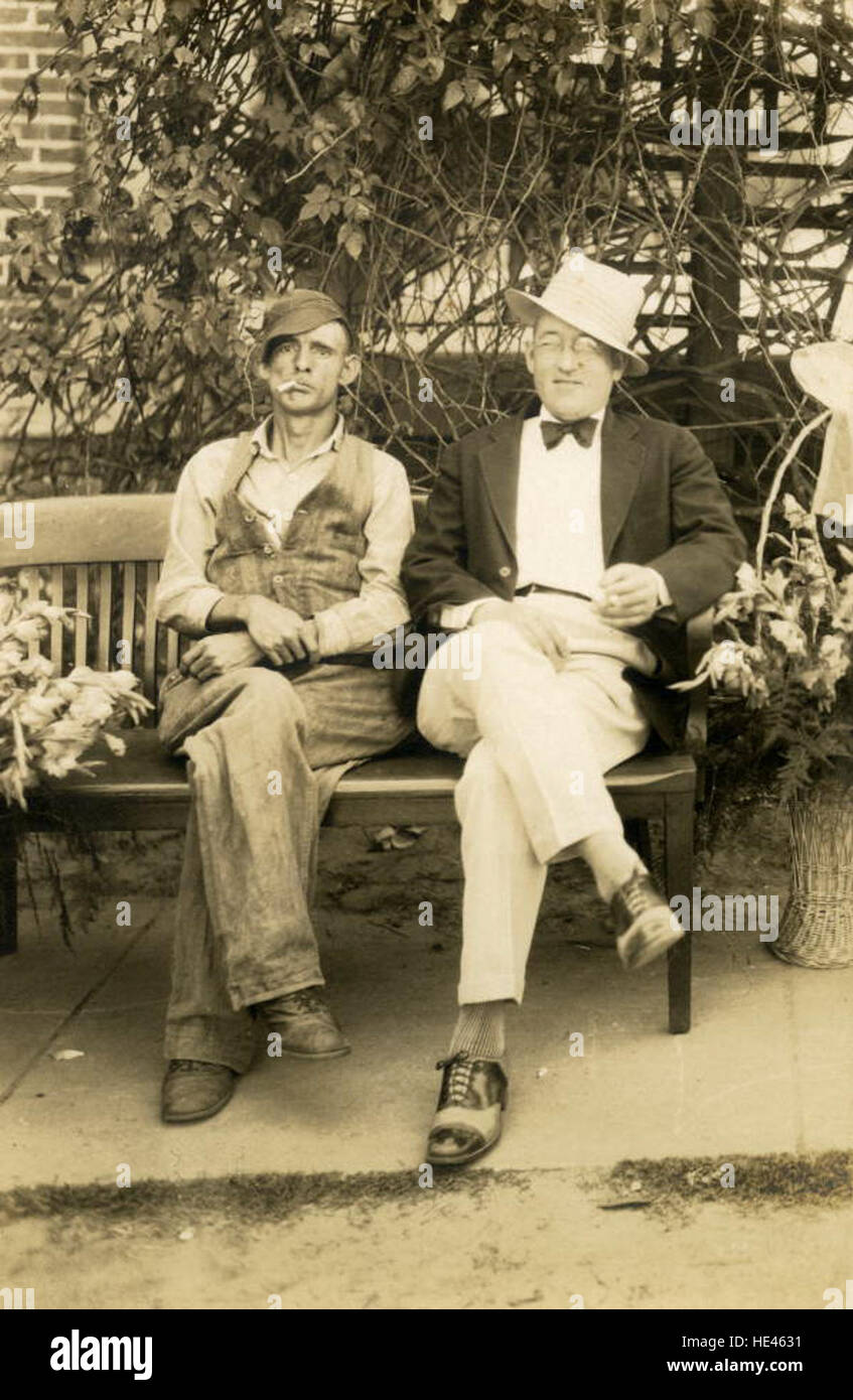 Cette photographie du Florida State Hospital capture un moment du début du XXe siècle, représentant un médecin et un homme non identifié. Il offre un aperçu des pratiques de soins de santé et de la dynamique sociale de l’époque, reflétant le contexte historique du traitement de la santé mentale et le rôle de l’hôpital dans les soins aux patients à cette époque. Banque D'Images