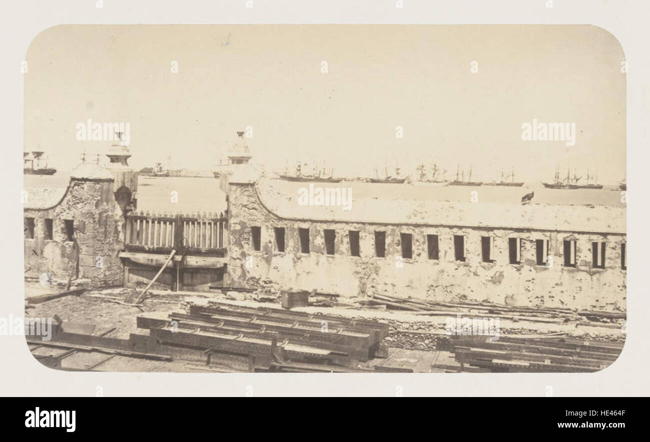 Représentation historique d'une porte portuaire avec des navires amarrés, illustrant l'architecture maritime et l'activité portuaire d'une époque révolue. Banque D'Images