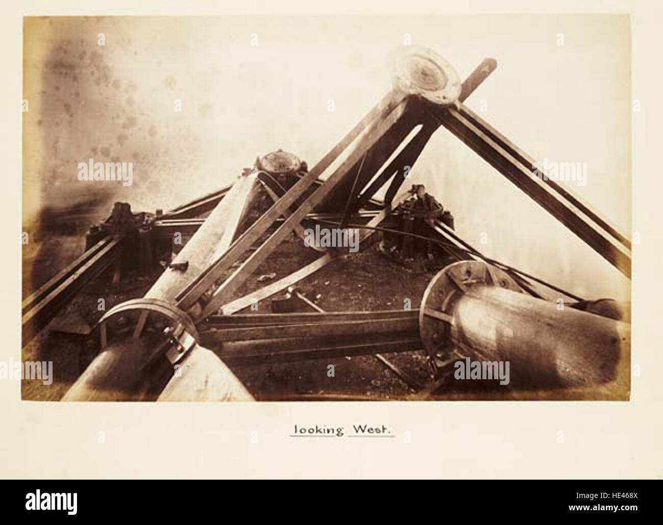 Cette photographie vintage montre une vue historique de Pier No. 5 regardant vers l'ouest, capturant une époque révolue avec son charme ancien et historique. Banque D'Images