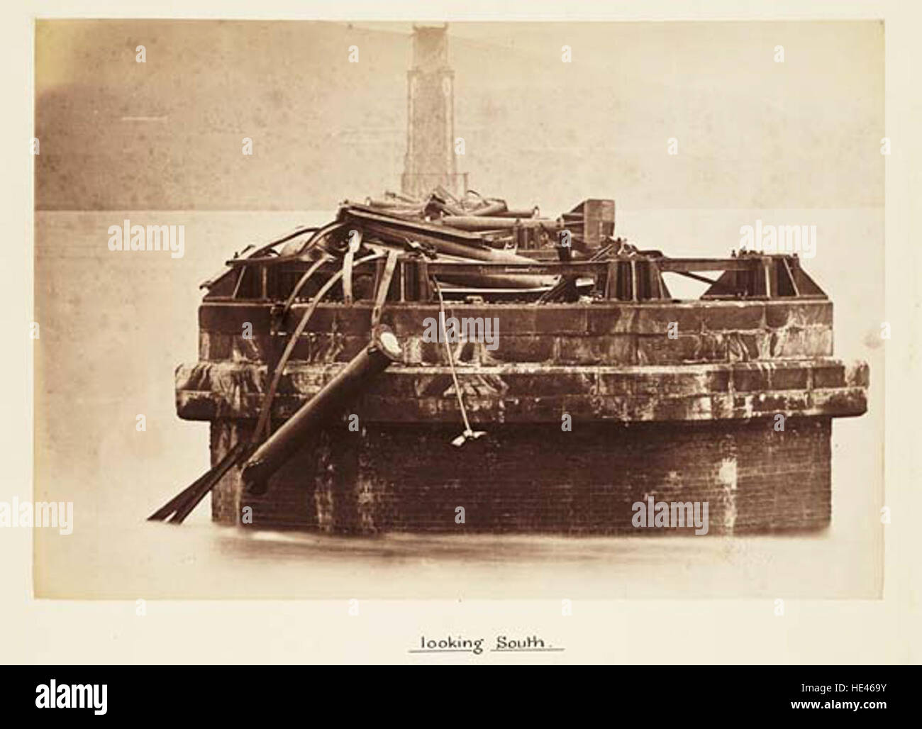 Cette image historique montre Pier No. 10, vu du sud. La photographie capture l'architecture de la jetée et son rôle en tant qu'élément clé dans la zone riveraine, donnant un aperçu de l'infrastructure passée de la région. Banque D'Images