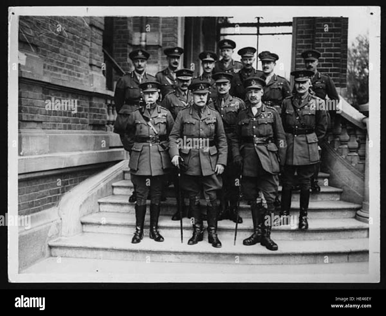 Cette photographie montre le maréchal Sir Douglas Haig avec des commandants de l'armée pendant la première Guerre mondiale en France. Il capture le leadership militaire sur le terrain au début du XXe siècle, mettant l'accent sur la planification stratégique impliquée dans les décisions de guerre. Banque D'Images
