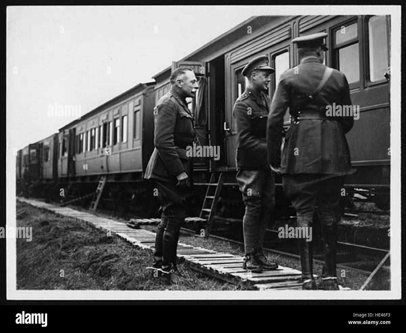 Cette photographie de l'histoire montre le maréchal Sir Douglas Haig avec son Altesse Royale le Prince, reflétant un moment de l'histoire militaire britannique. Haig, figure centrale de la première Guerre mondiale, est vu avec le membre de la famille royale, marquant un point important dans la relation entre l'armée britannique et la monarchie. Banque D'Images