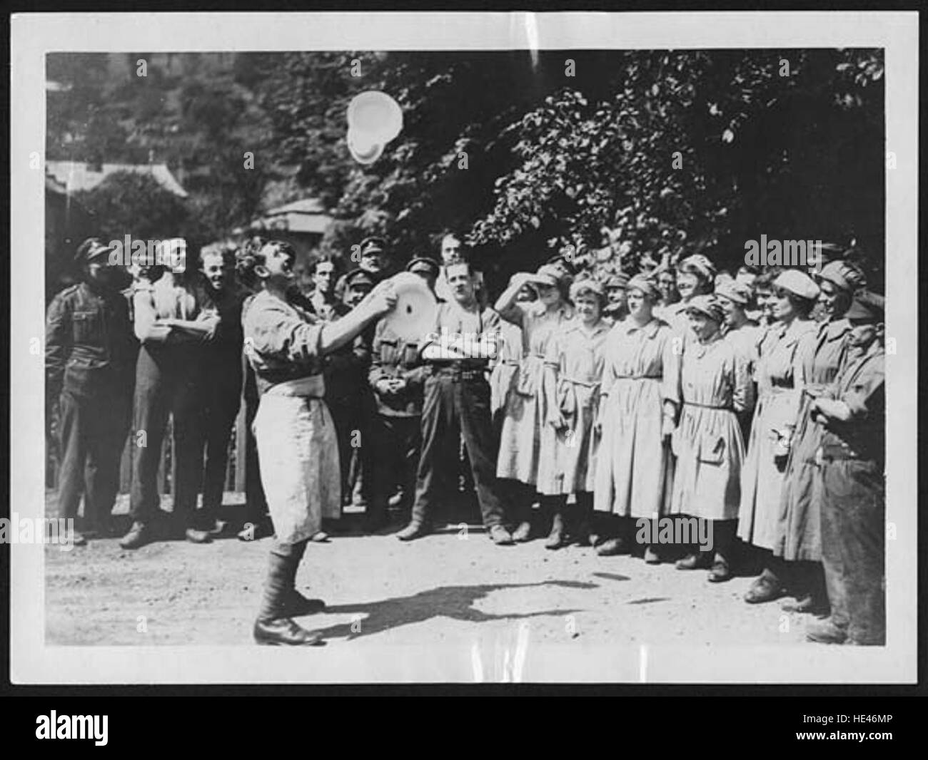 Une image historique de la première Guerre mondiale représentant le WAAC (Women's Army Auxiliary corps) cuisinier en France, observant un soldat britannique en temps de guerre, capturant un moment dans le passé pendant le conflit. Banque D'Images