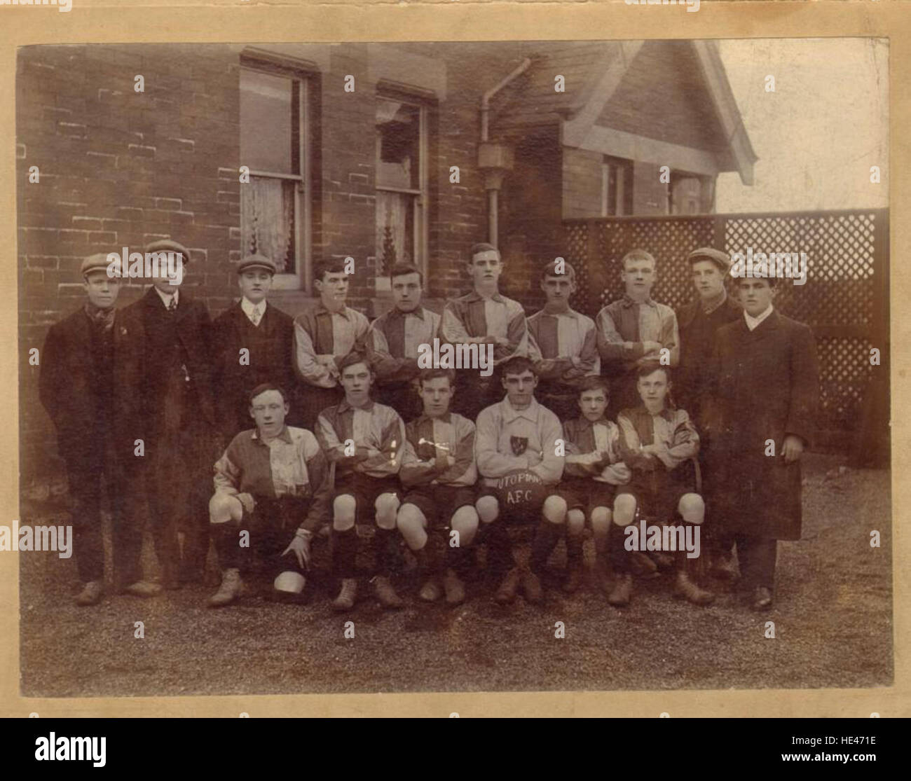 'Utopians AFC' se réfère à un groupe ou club historique, probablement une partie de l'ère passée. L'image représente un instantané d'une époque révolue, représentant un passé ancien ou ancien, potentiellement lié à l'histoire des clubs de football ou des rassemblements communautaires. Banque D'Images