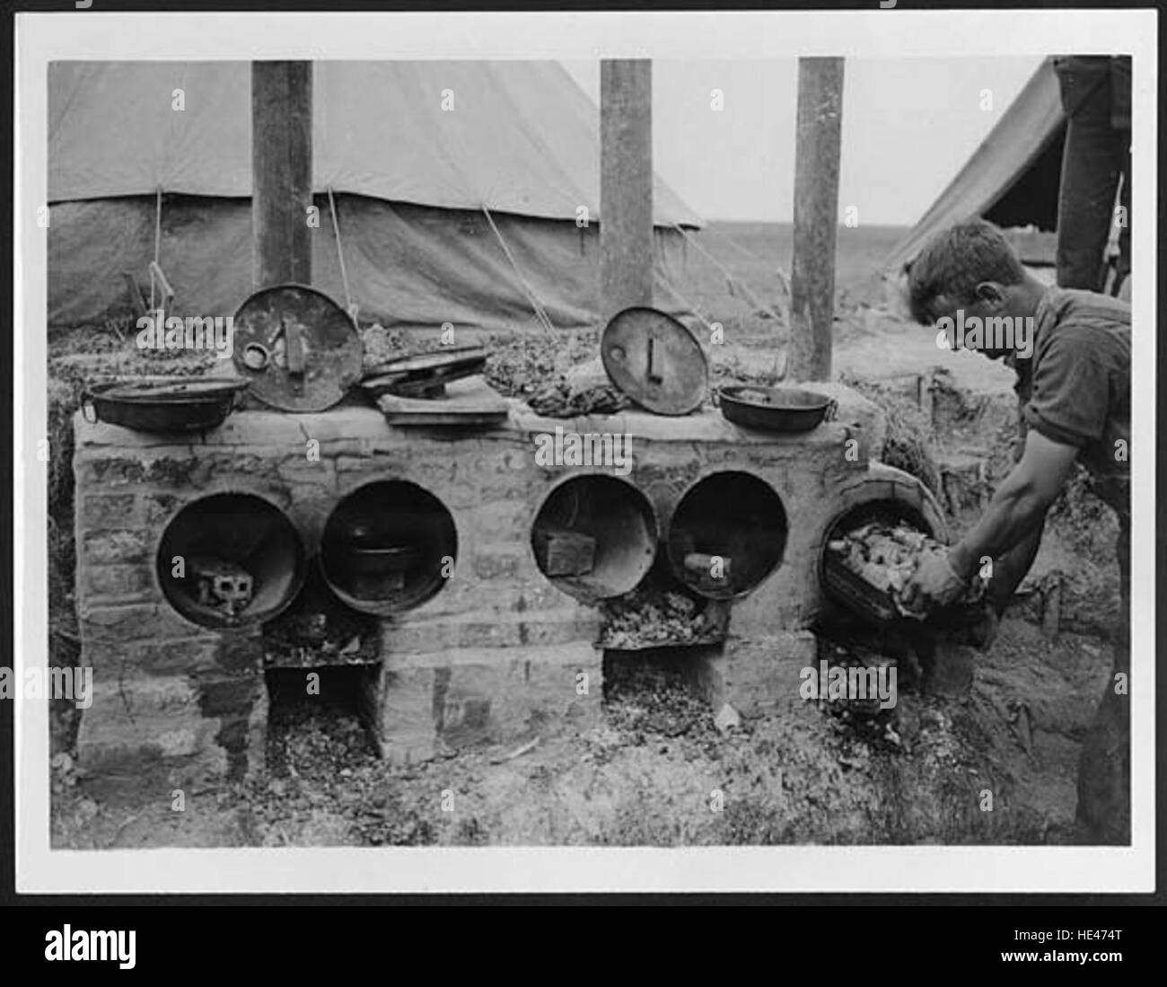 Cette image présente un four unique fabriqué à partir de fûts d'huile réutilisés, capturant une pièce d'ingéniosité historique. La conception reflète l'ingéniosité et l'utilisation de matériaux d'une époque révolue, mettant en évidence des solutions pratiques du passé. Banque D'Images