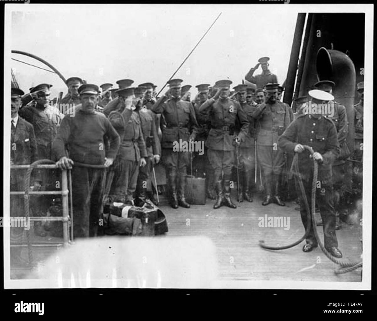 Cette image historique représente des soldats saluant alors que l'orchestre militaire français joue l'hymne national américain, reflétant l'alliance et le respect entre la France et les États-Unis pendant des moments importants de l'histoire. Banque D'Images