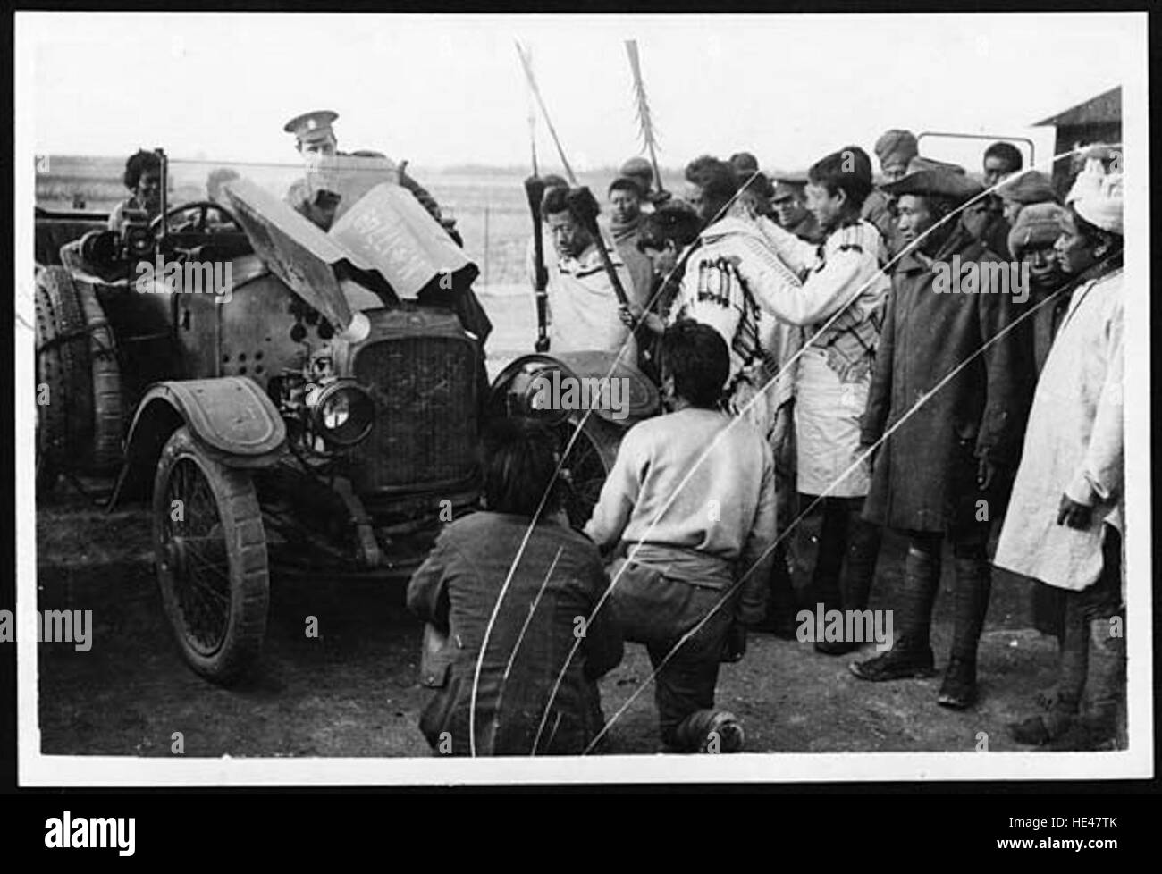 Cette photographie capture les indigènes du Manipur, montrant leur profond intérêt pour les aspects historiques et anciens de leur culture. L'image donne un aperçu du patrimoine culturel et de l'histoire de cette communauté. Banque D'Images