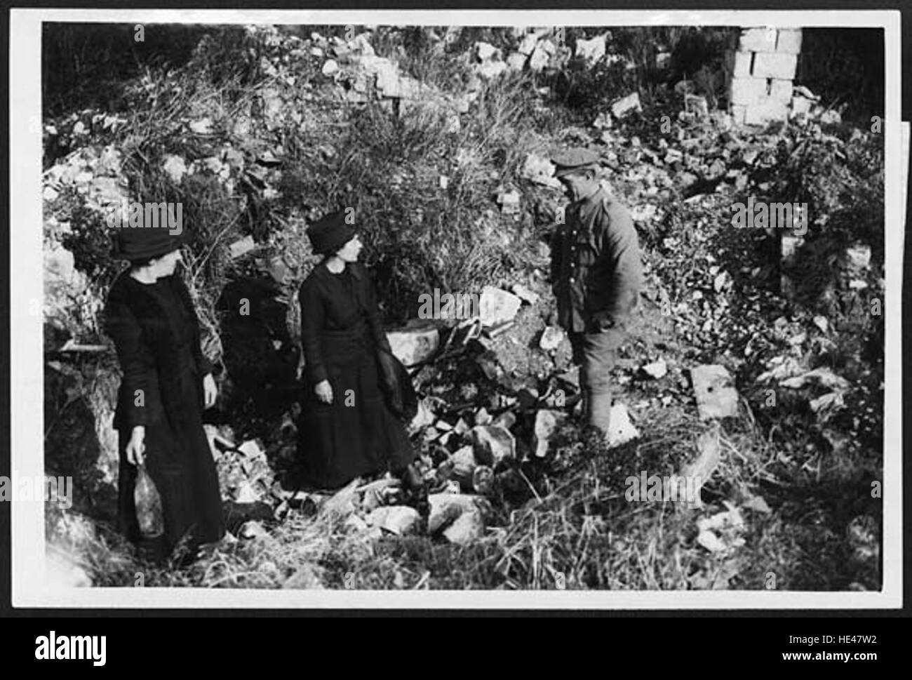 « Shall the Hun Pay » est une œuvre d'art historique reflétant les conséquences de la première Guerre mondiale, dépeignant les conséquences de l'Allemagne. Cette pièce est un commentaire poignant sur le climat historique et politique de l’après-guerre, capturant les sentiments de l’époque. Banque D'Images