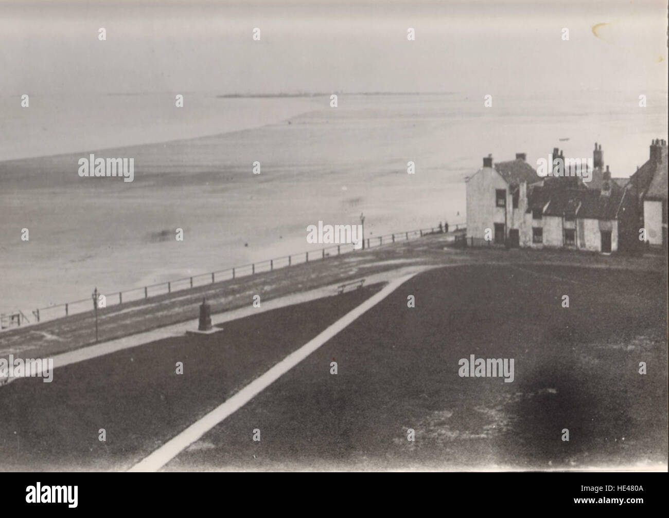 Ce paysage marin historique de Seaton Carew capture la beauté sereine de la côte britannique, offrant un aperçu du passé avec sa représentation intemporelle de la mer et du rivage. Banque D'Images