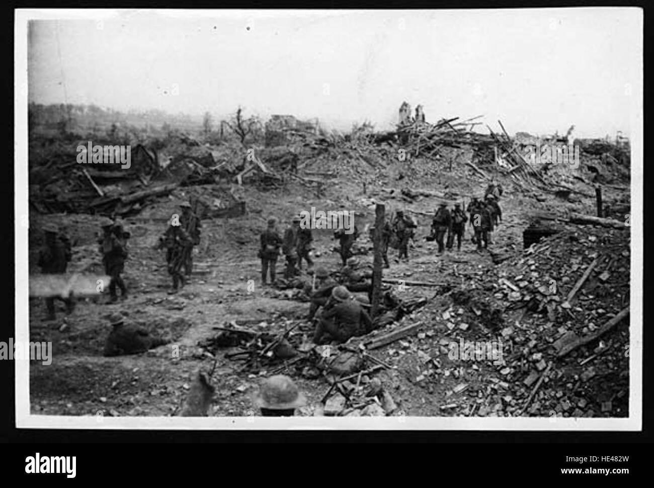 Cette vue historique de Wytschaete représente la ville telle qu'elle apparaissait dans les siècles précédents. Connu pour son rôle pendant la première Guerre mondiale, Wytschaete est riche en histoire et ses monuments reflètent l'époque révolue. Banque D'Images