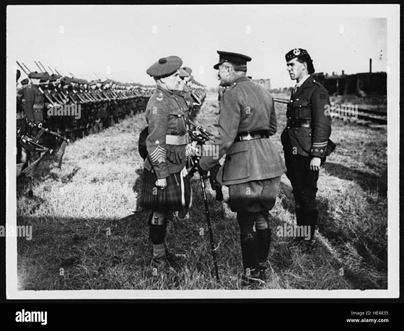 Cette image historique représente le maréchal Sir Douglas Haig parlant avec un sergent-major, reflétant le leadership et la hiérarchie militaire pendant la première Guerre mondiale Banque D'Images