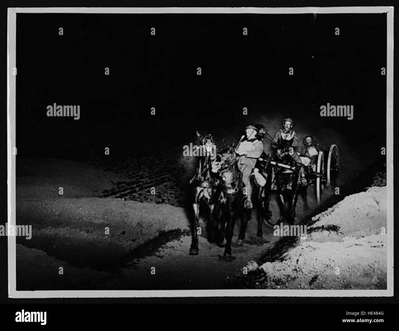 Cette photographie historique représente le transport de munitions, capturant la logistique et les efforts impliqués dans les opérations militaires d'une époque passée. Banque D'Images