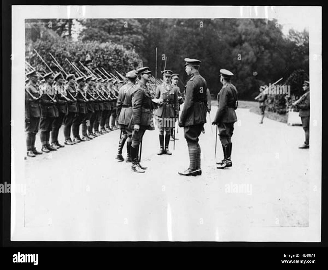 Cette image historique capture le roi de Belgique en conversation avec un officier de la Garde, soulignant la tradition royale et l'influence militaire dans l'histoire belge. Banque D'Images