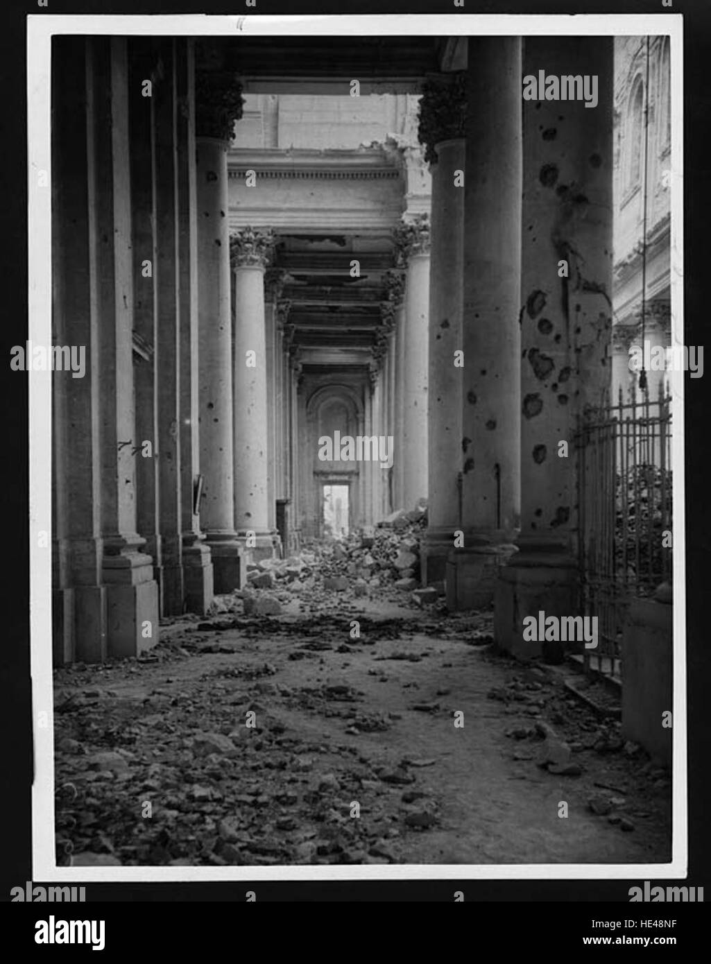 L'intérieur de la cathédrale d'Arras est un exemple étonnant d'architecture gothique, avec des détails complexes et un design grandiose. L’architecture impressionnante et les éléments ornés de la cathédrale reflètent l’importance religieuse et culturelle de la région. Banque D'Images