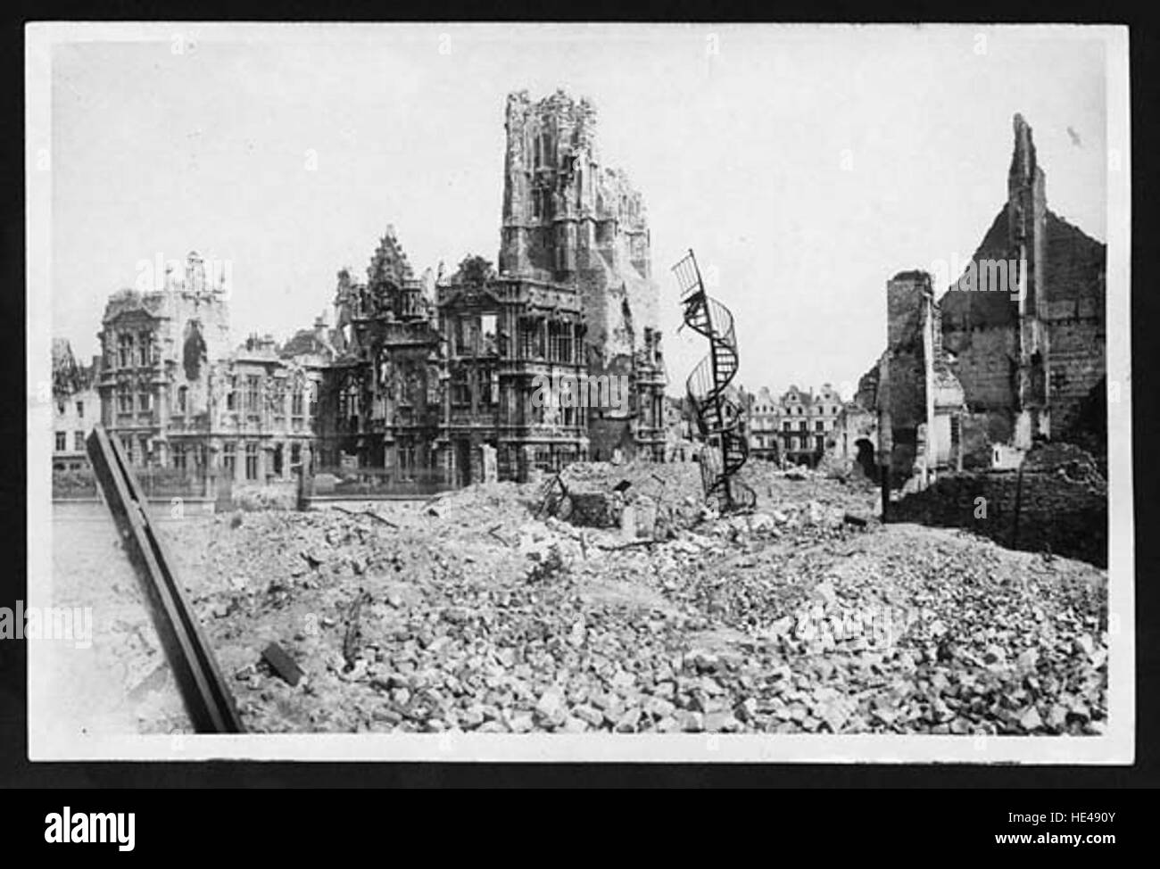 L'hôtel de ville d'Arras est un bâtiment historique datant du XVIIe siècle. Connu pour son style architectural Renaissance flamande, il abrite d'importantes fonctions civiques et culturelles et est un symbole de la riche histoire et du patrimoine de la ville. Banque D'Images