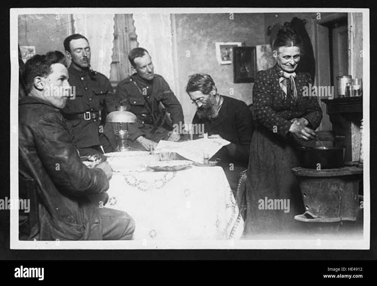 Une photographie représentant un homme âgé avec un contexte historique important, n'ayant pas vu de journal français depuis de nombreuses années. L'image capture un moment de réflexion sur les époques révolues et les changements historiques, mettant l'accent sur le passage du temps et les changements culturels. Banque D'Images