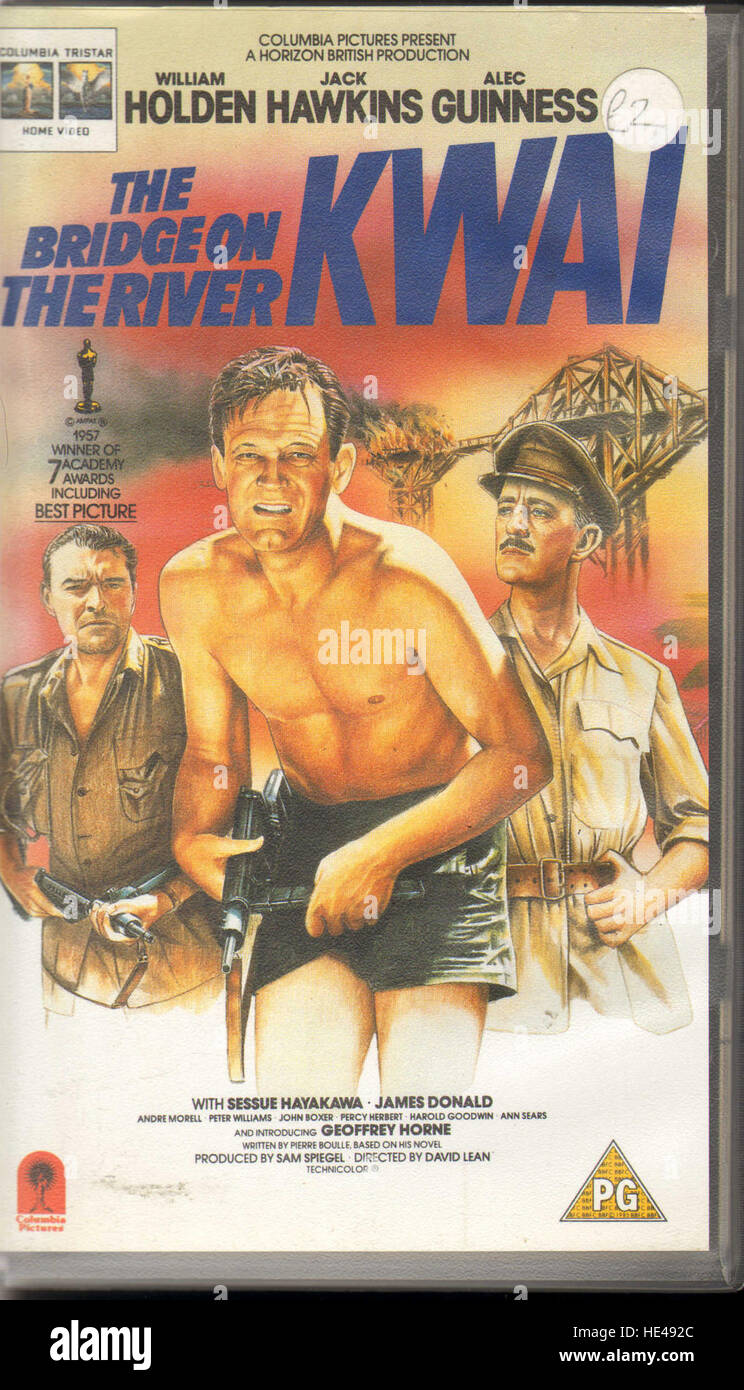 Le film de 1957 'Pont sur la rivière Kwai', avec Alec Guinness, est une épopée de la seconde Guerre mondiale sur les prisonniers de guerre britanniques construisant un pont pour l'armée japonaise. La sortie VHS capture la signification historique du film, son impact sur les films de guerre et sa représentation de l’endurance en temps de guerre et des conflits moraux. Banque D'Images