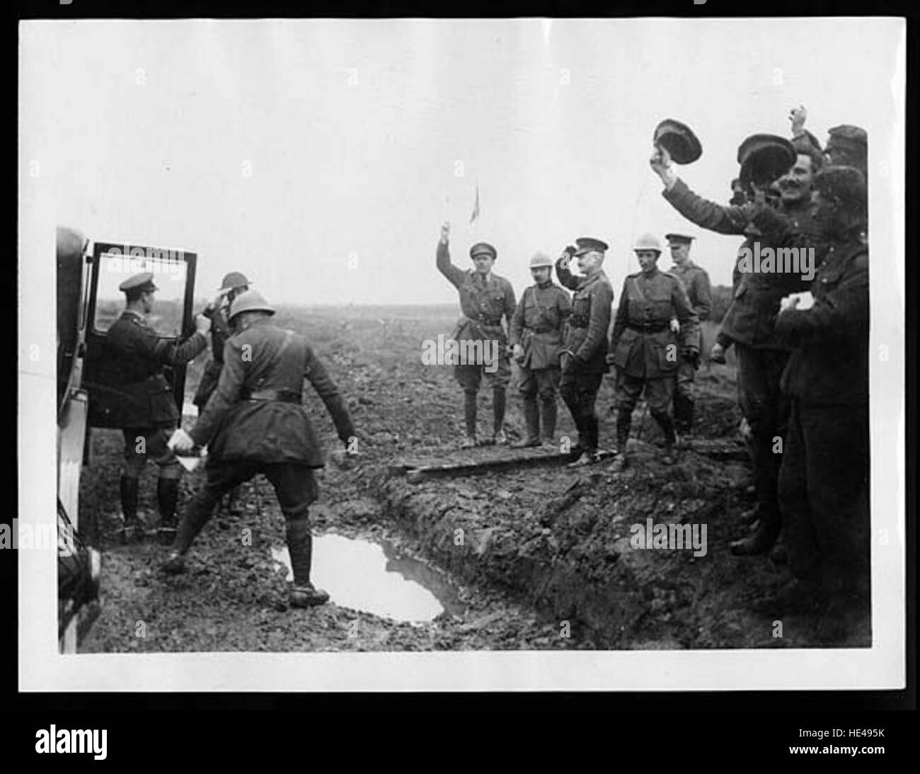 Cette image historique montre des soldats acclamés alors que le roi de Belgique part. La scène capture un moment de cérémonie royale, reflétant l'histoire de la monarchie et des traditions militaires en Belgique. Banque D'Images