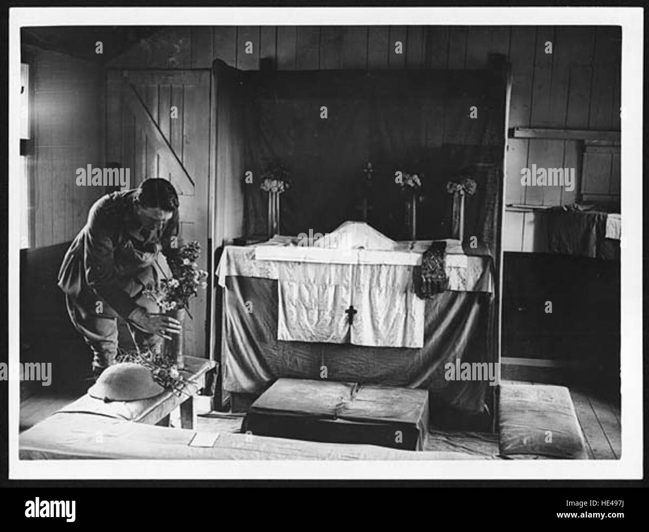Cette image capture un Padre (prêtre) décorant l'autel de son église, une tâche importante dans les rituels religieux. La scène reflète la solennité des cérémonies religieuses et le soin apporté aux espaces sacrés. L'œuvre souligne l'importance de la tradition et de la dévotion dans le maintien des coutumes religieuses. Banque D'Images