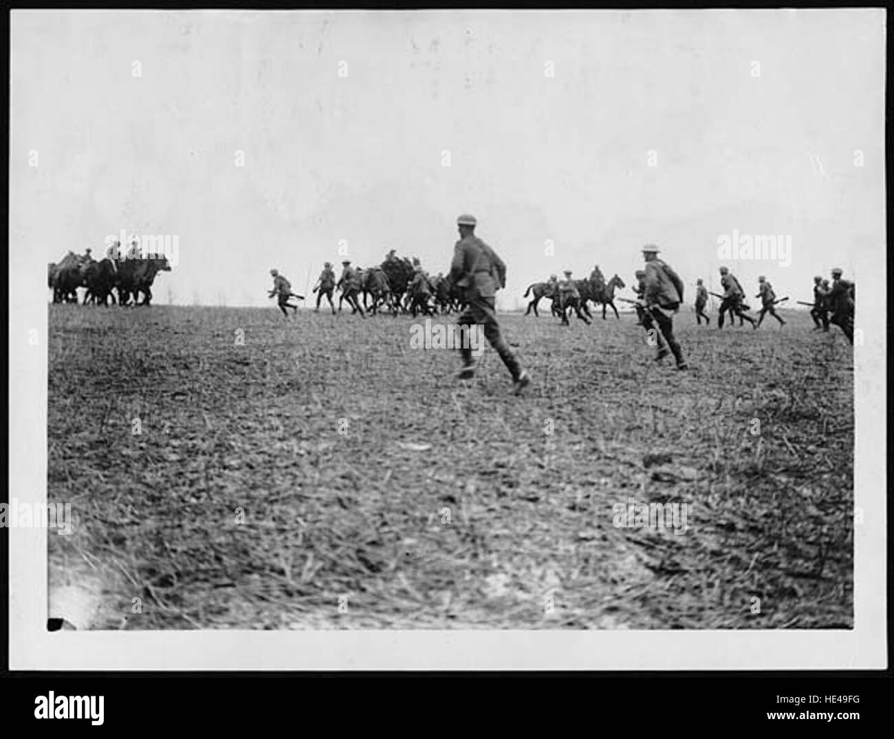 Cette peinture historique représente des troupes de cavalerie à la suite d'une attaque. La scène capture les moments tendus de victoire et de dévastation, montrant les guerriers dans un état de préparation après la bataille. L’artiste met l’accent sur le drame et l’émotion de la vie militaire post-conflit. Banque D'Images