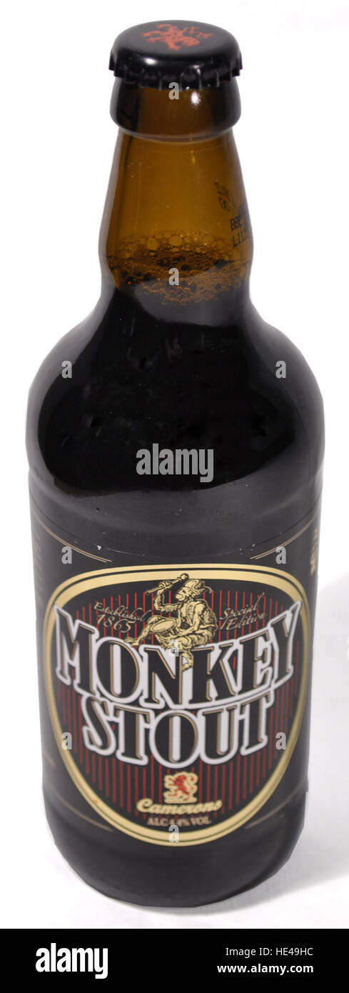 Cette édition spéciale 1865 de *Monkey Stout*, produite par Camerons Brewery à Hartlepool, présente un design de bouteille distinctif. La bière, qui fait partie de l'histoire du brassage, est marquée par son étiquette unique représentant un singe, reflétant les styles de commercialisation de l'époque pour les produits alcoolisés. Banque D'Images