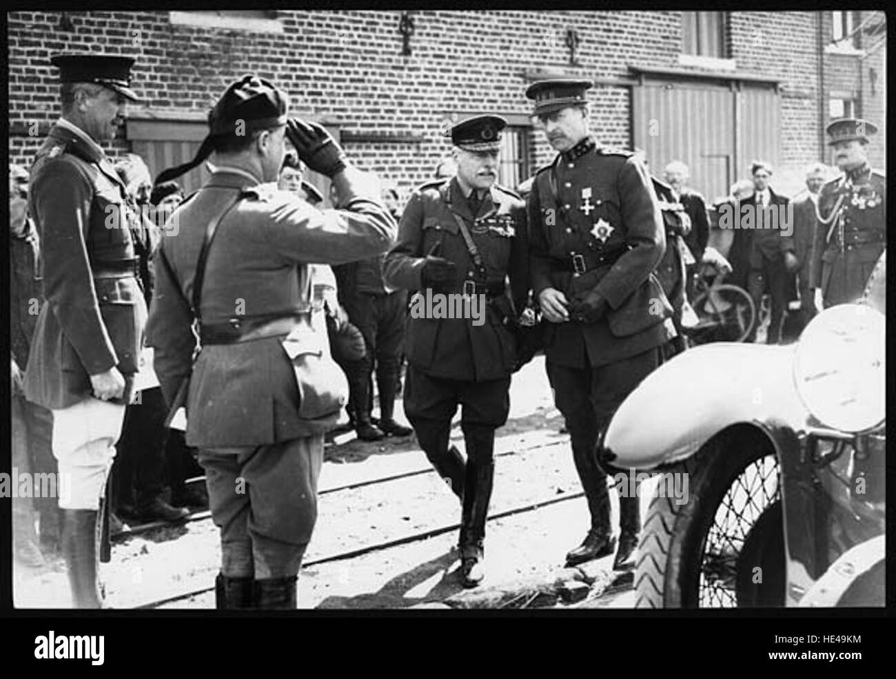 Cette image historique capture le moment où le roi des Belges a été reçu par le comte Haig. La scène reflète un moment important de la première Guerre mondiale, mettant en valeur l'alliance entre la Belgique et la Grande-Bretagne pendant le conflit. Banque D'Images