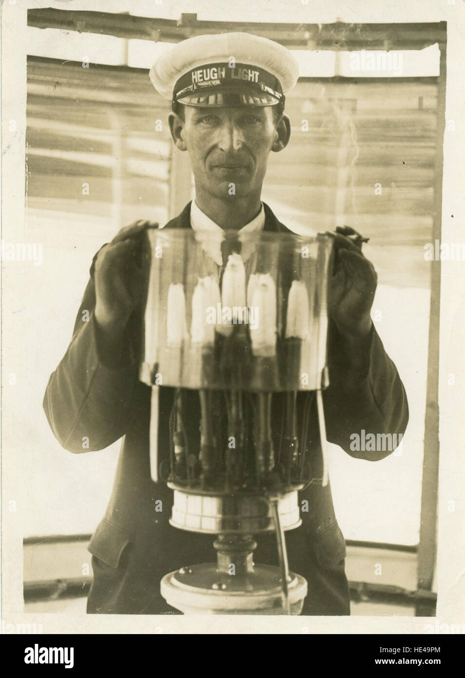 Une vue historique de l'intérieur du vieux phare de Heugh, offrant un aperçu de ses opérations passées et de sa structure. L'image capture la nature vieillie et durable de cet important monument maritime. Banque D'Images