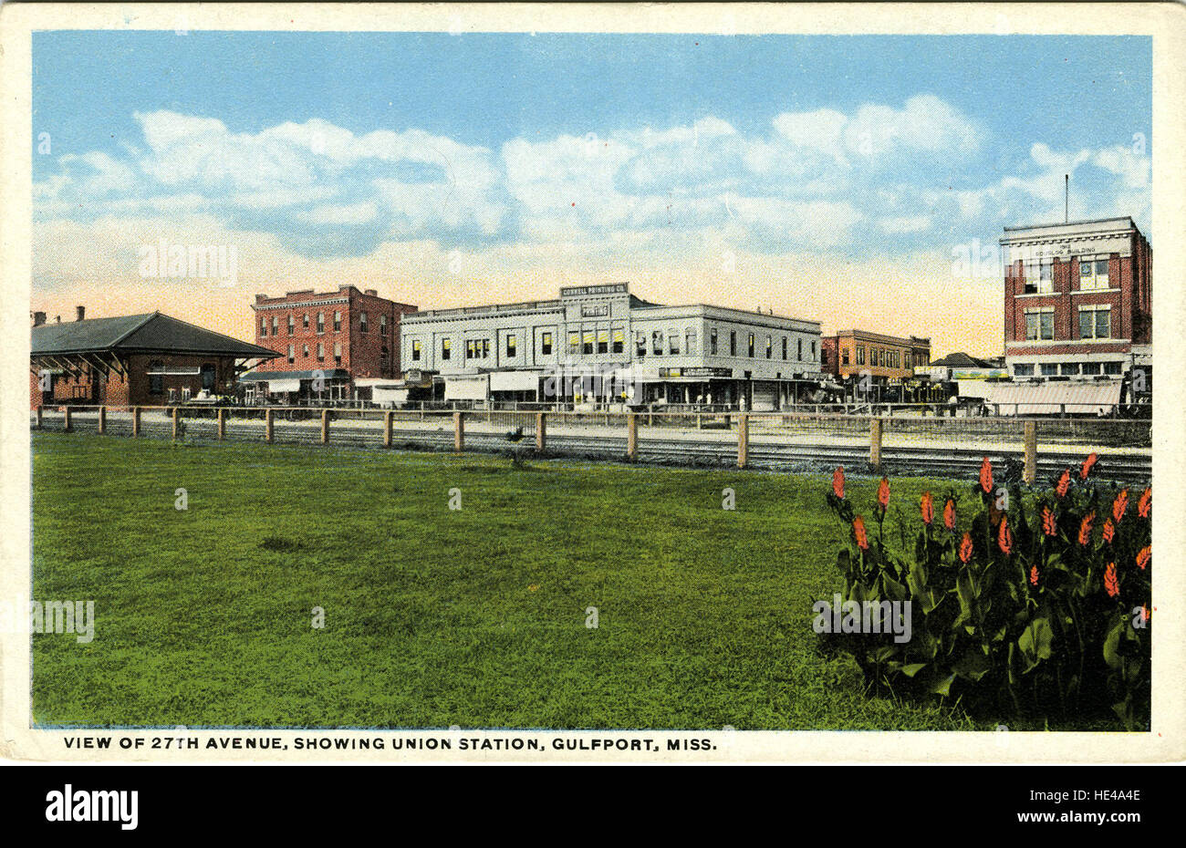 Cette carte postale historique montre la 27e avenue à Gulfport, Mississippi, avec Union Station en vedette. L'image capture l'architecture et l'atmosphère de la région du début du XXe siècle. Banque D'Images