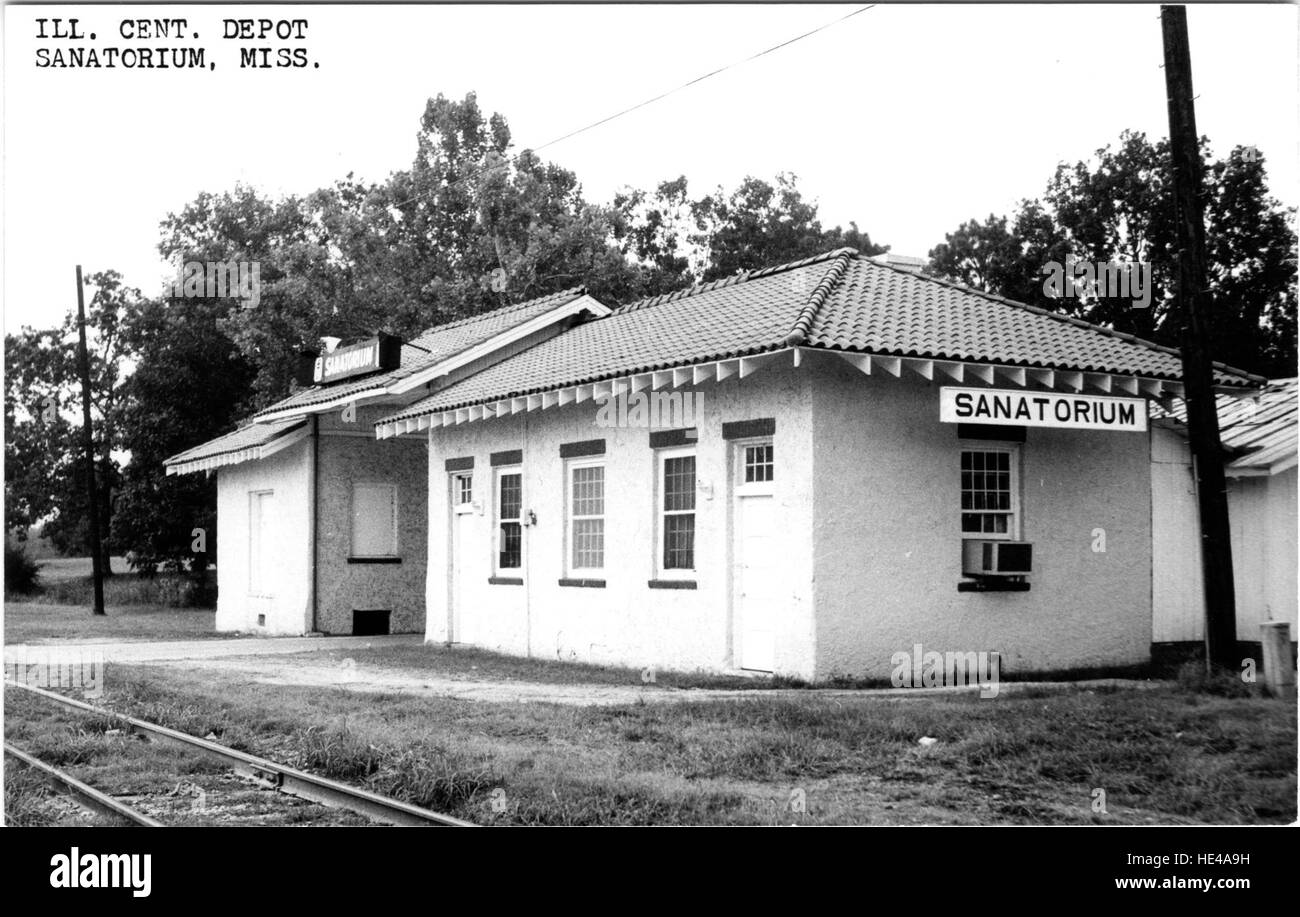 Une image d'archives du dépôt central et du sanatorium de l'Illinois dans le Mississippi, capturant un moment du passé. Cette photographie historique offre un aperçu de l'architecture et de la conception de l'époque, mettant en valeur l'importance culturelle de ces bâtiments dans l'histoire de la région. Banque D'Images