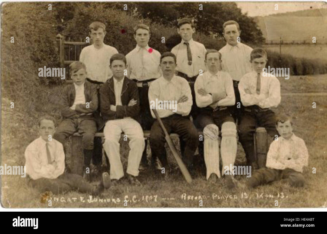 Une image nostalgique du Wingate Juniors Cricket Club, capturant des enfants jouant au cricket dans un cadre de campagne pastorale, évoquant des souvenirs de sports de jeunesse. Banque D'Images