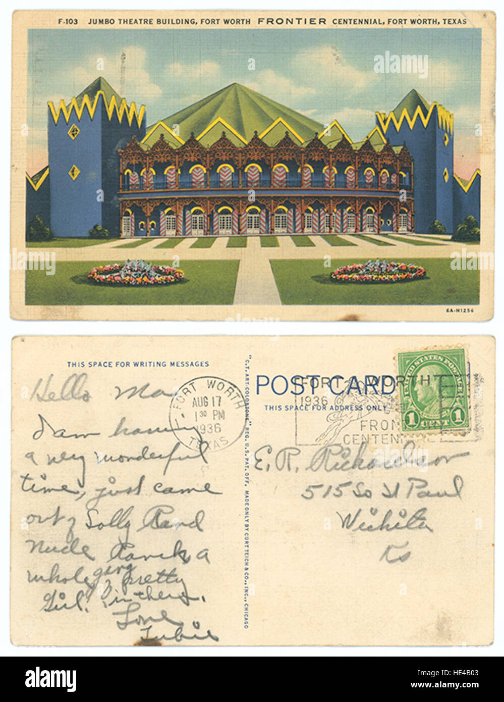 Cette photographie historique capture le bâtiment du Jumbo Theatre lors de l'exposition du centenaire de Fort Worth Frontier, mettant en valeur la beauté architecturale et l'importance culturelle du site en tant que monument historique du Texas. Banque D'Images