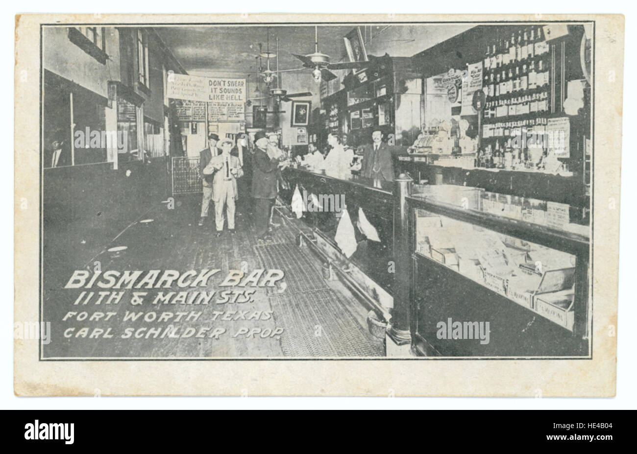 Cette photographie historique capture le Bismarck Bar à l'angle de la 11e rue et de la rue principale à Fort Worth, Texas, mettant en valeur la scène typique des bars américains de l'époque. Il reflète la vie sociale et culturelle populaire du XIXe siècle. Banque D'Images